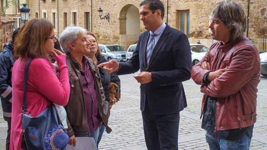 Alberto Castro conversa con Manuel Burón y otros concejales antes de inaugurar el taller de empleo.