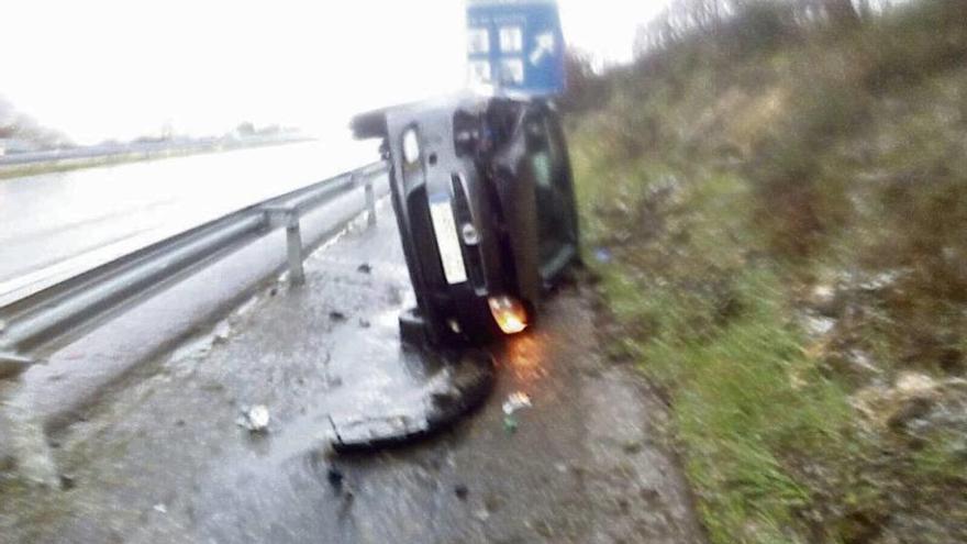 Uno de los vehículos quedó volcado tras atravesar la barrera quitamiedos.  // FdV