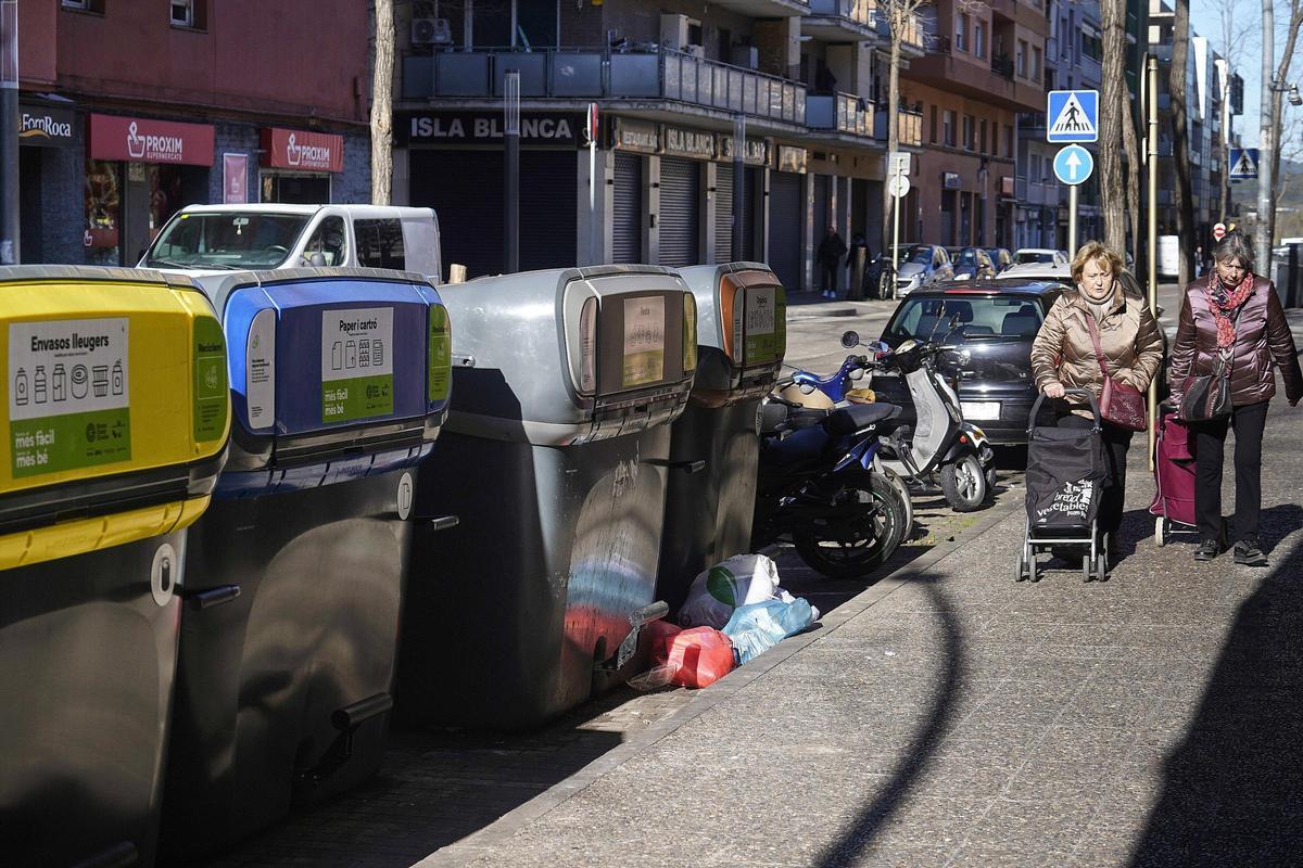 Una illa de contenidors al barri de Santa Eugènia de Girona.
