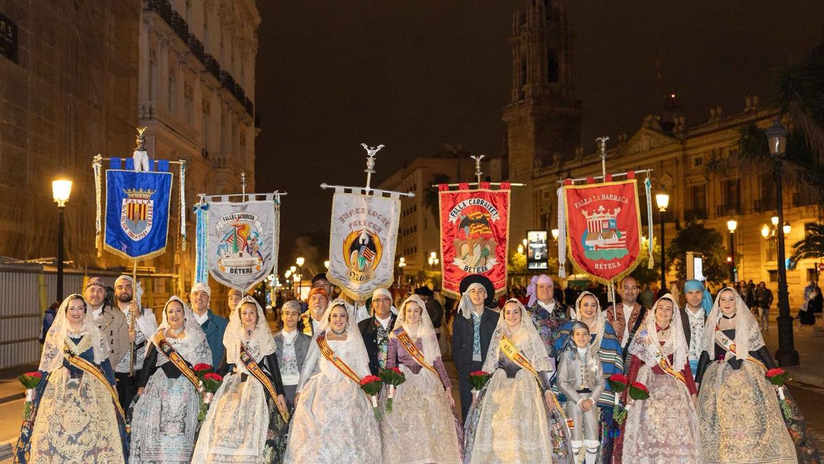 Los representantes falleros de Bétera en la Ofrenda de València.
