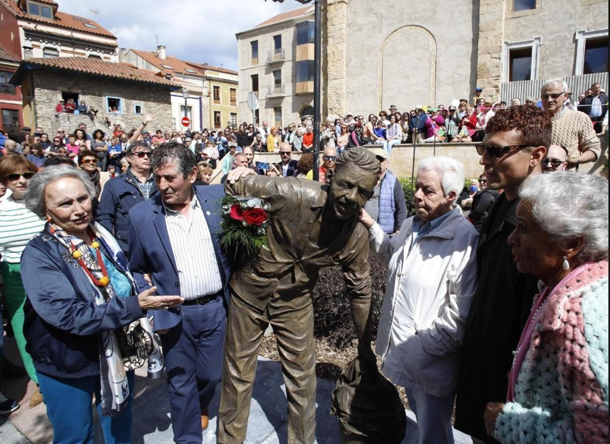 Inauguración de la estatua de Rambal en Cimavilla.
