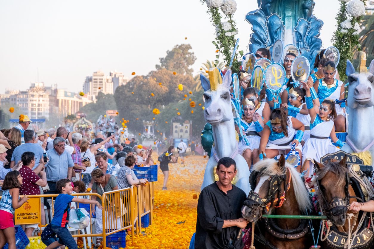 El público también participa lanzando flores a las carrozas