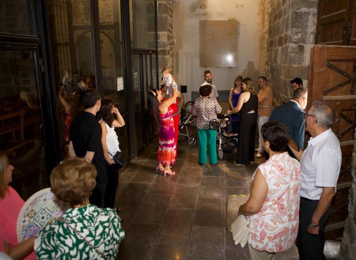 Varios invitados en la entrada de la Iglesia arciprestal de Sant Mateu, escenario del frustrado bautizo de Biel