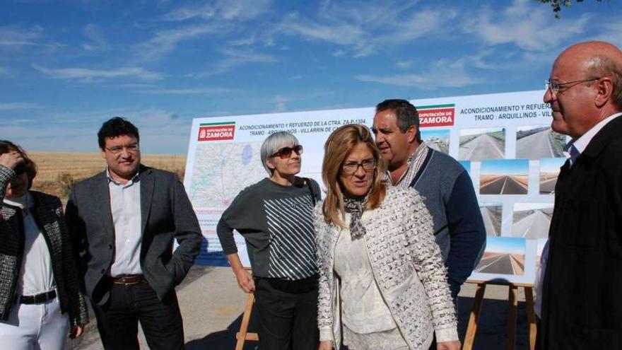 Mayte Martín Pozo y autoridades provinciales y locales en la inauguración del arreglo del trazado de Campos.