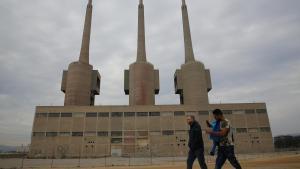 La nave de turbinas, en primer plano delante de las Tres Xemeneies, en Sant Adrià de Besòs.