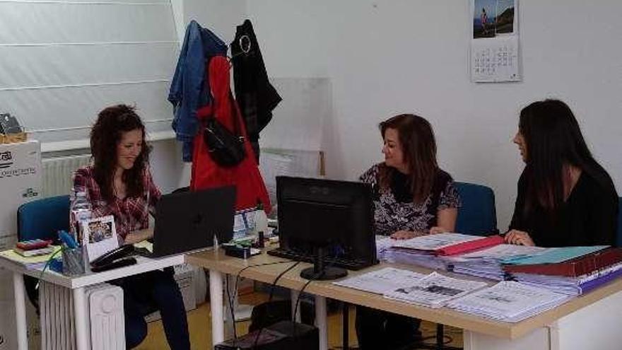 Las trabajadoras de Autismo Zamora, en la sede de la entidad.