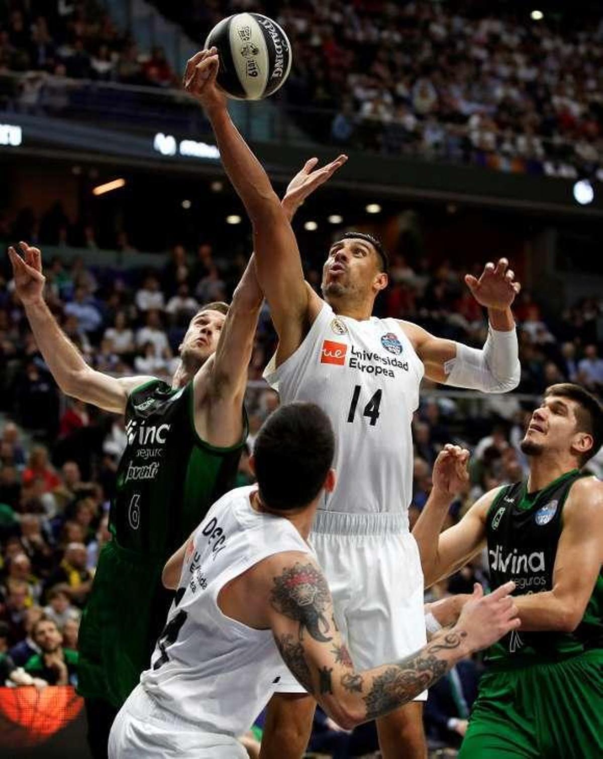 Ayón captura un rebote durante el partido de ayer. // Efe