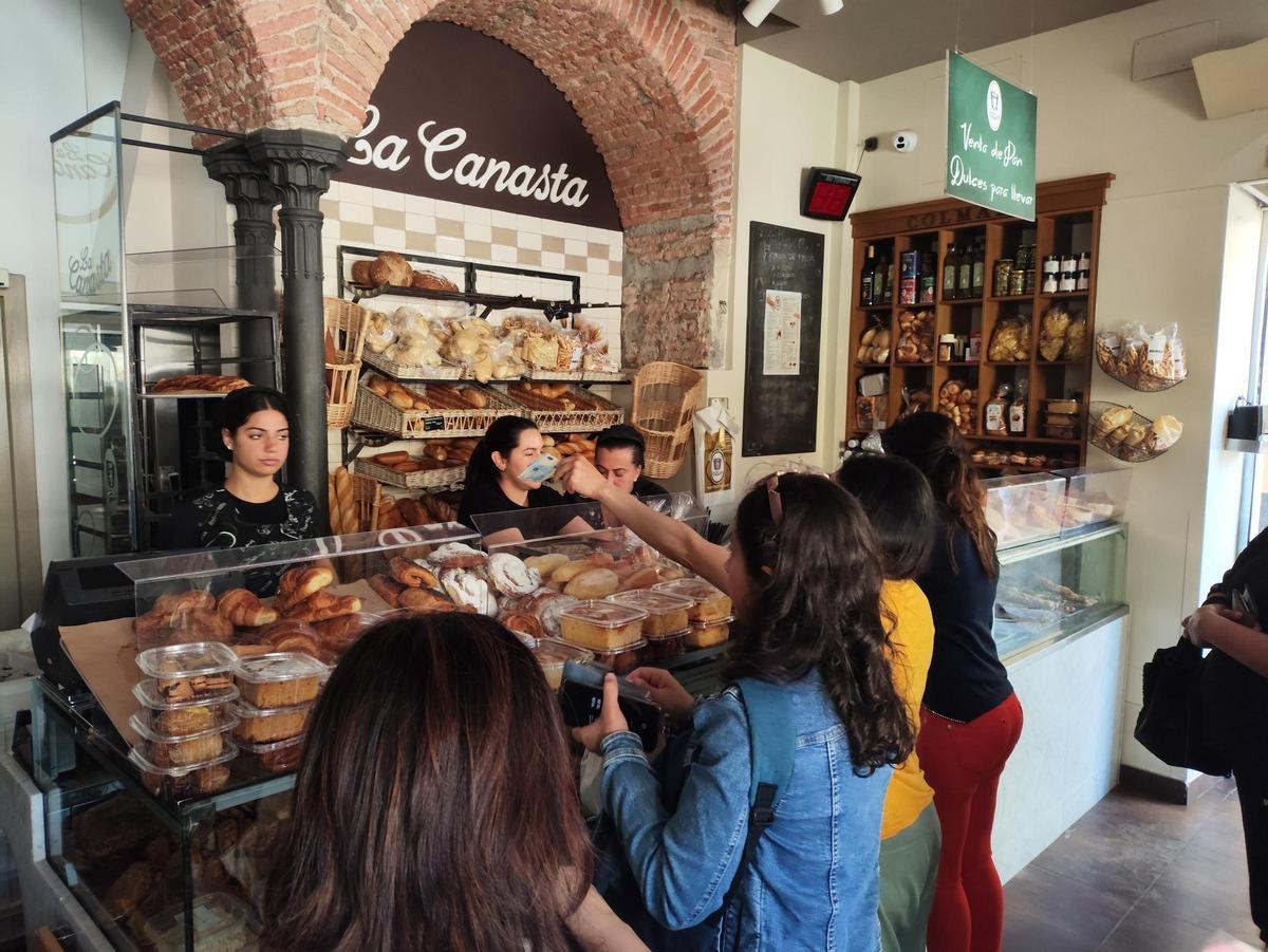 Las panaderías funcionaron, con efectivo, a pleno rendimiento.