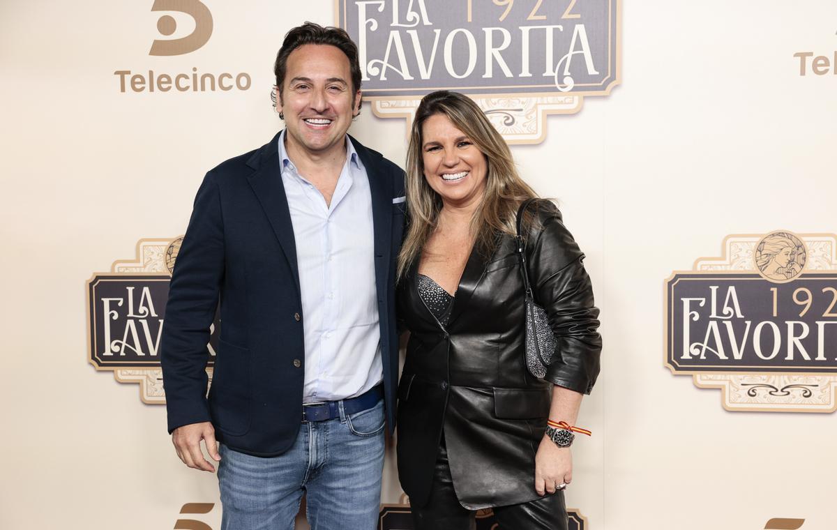 Iker Jiménez y Carmen Porter en un photocall.