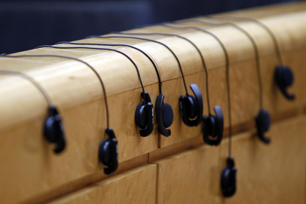 Auriculars per a la traducció simultània, al Senat. Auriculars per a la traducció simultània, al Senat.