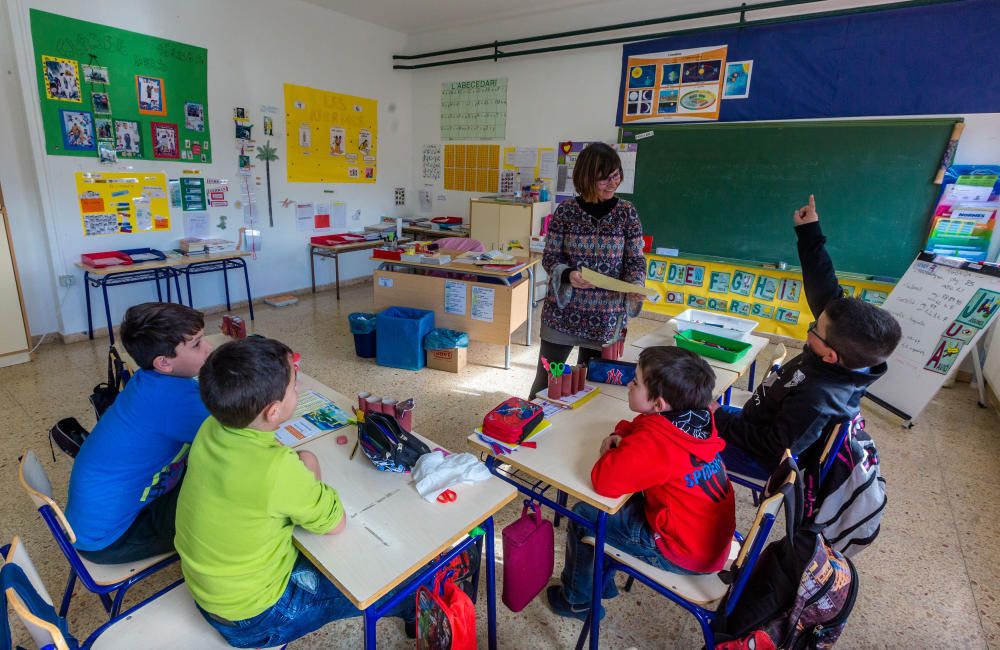 Niños en el patio de la escuela Sella, que forma parte de un centro rural agrupado con Orxeta y Relleu