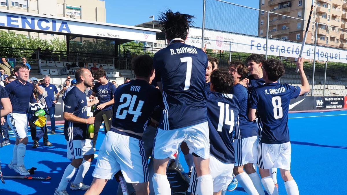 El CH Carpesa venció al Vallés Deportivo por 2 a 1 en la penúltima jornada de la Fase Final de la División de Honor B  y logra el ascenso directo a la Liga IATI, máxima categoría del hockey nacional masculino.