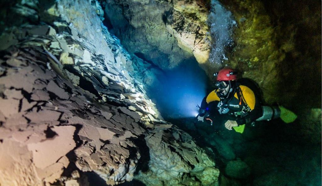 Buceadores en la Cueva del Agua, Isla Plana
