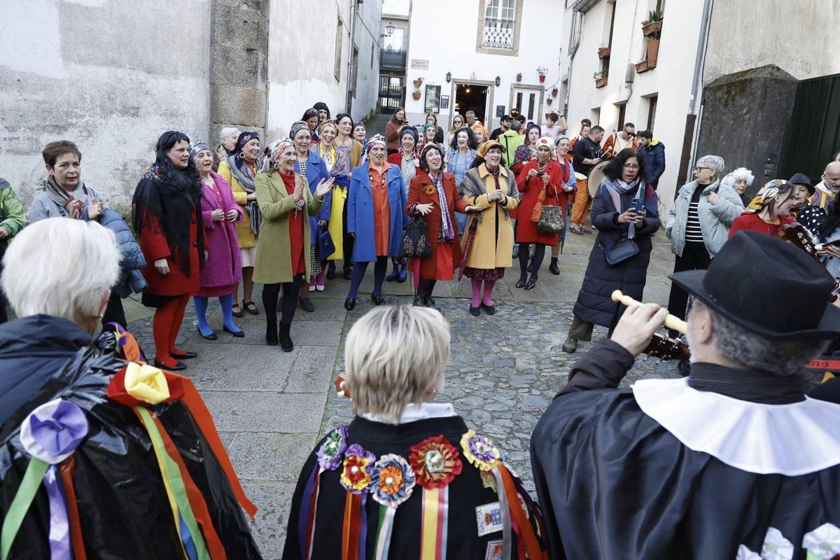 Maruxa e Coralia toman as rúas de Santiago neste luns de Entroido