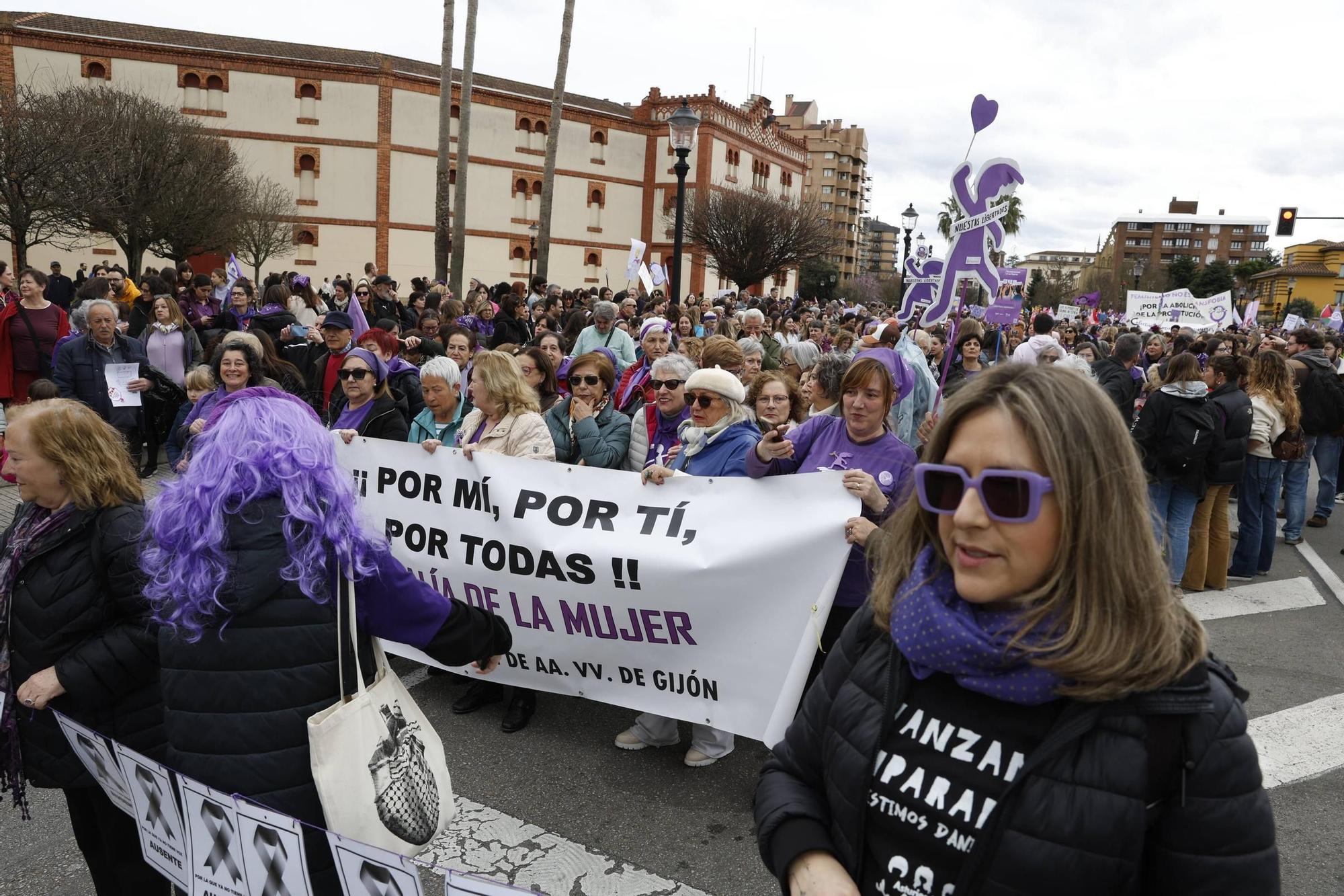 EN IMÁGENES: Carrozas, batucada y pancartas: así ha sido la multitudinaria manifestación del 8M en Asturias