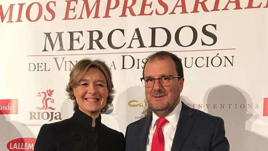 La ministra Tejerina y Juan Vázquez, director de la bodega. // Cedida