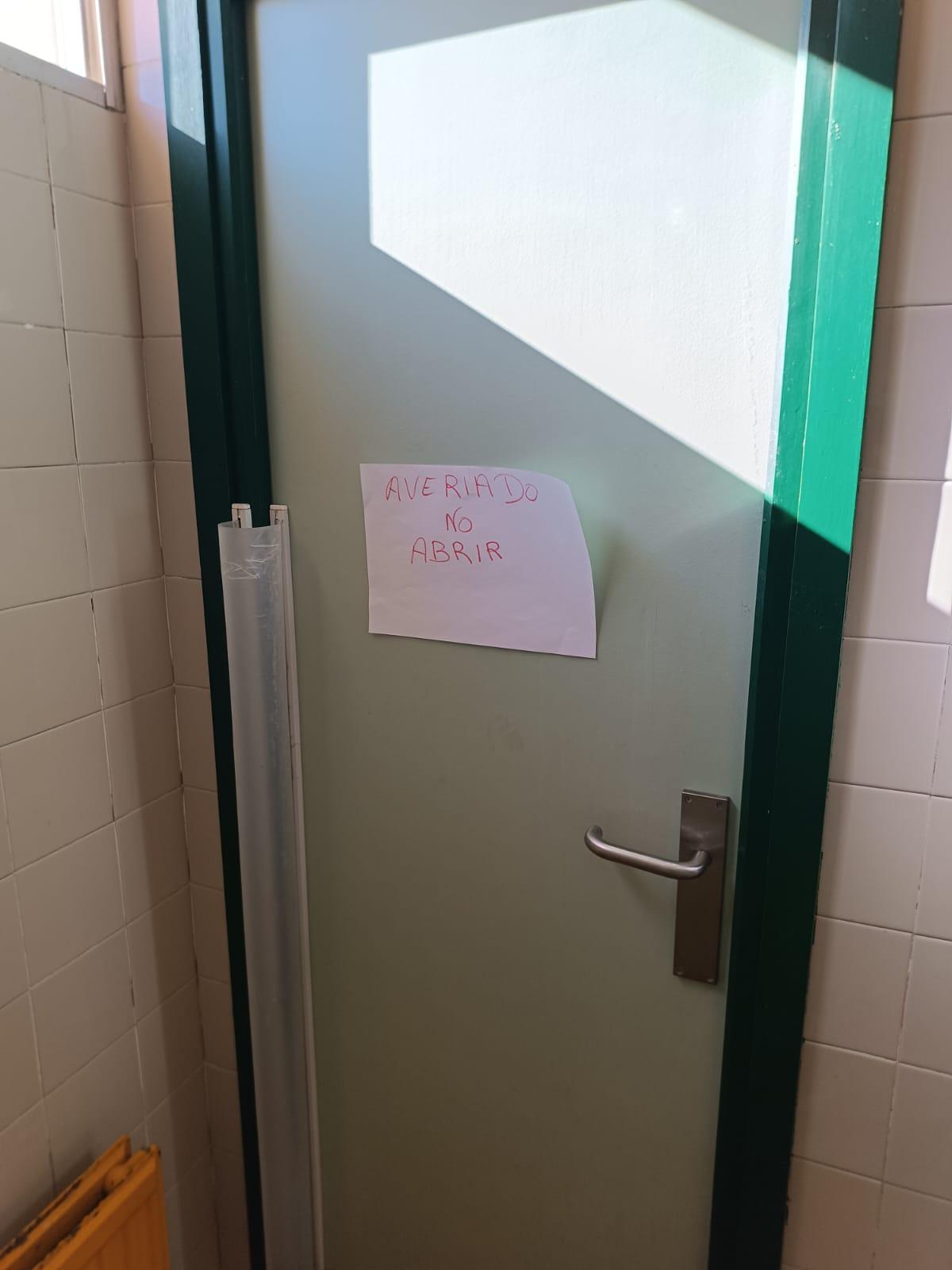 Uno de los aseos averiado en el colegio Carlos Arniches de Alicante