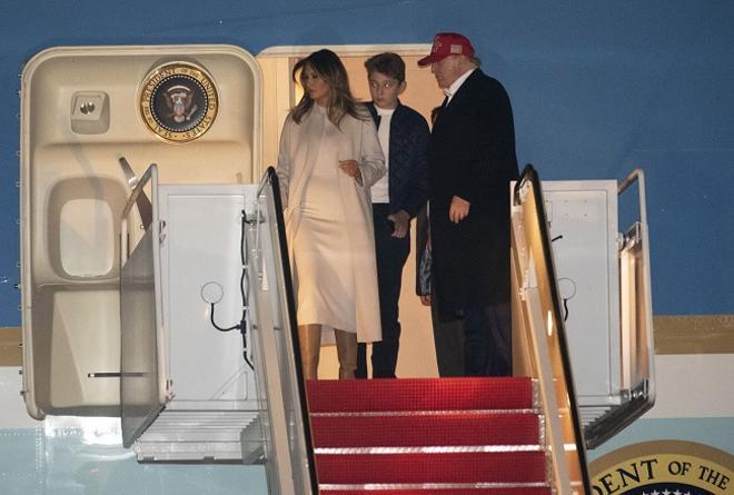 Melania Trump a su llegada a Washington con abrigo masculino y botas altas