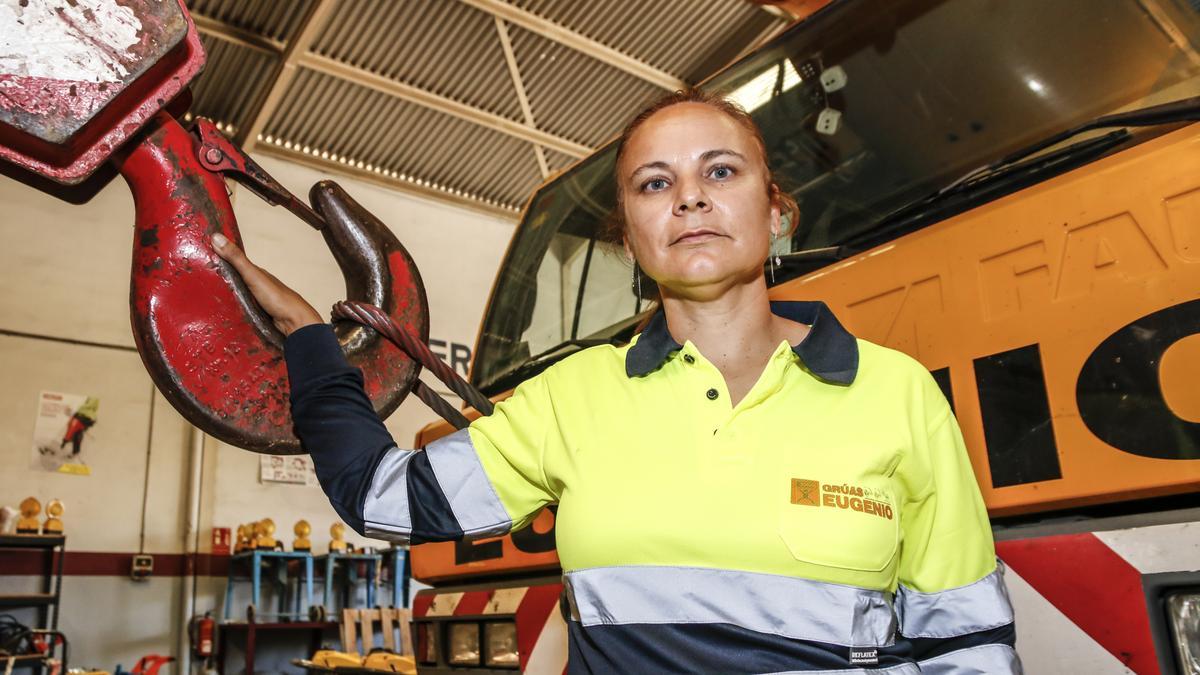 Sofía Martín, con una de las grúas de la empresa para la que trabaja.