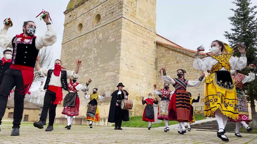 VÍDEO | Baile del Niño en Venialbo 2020: la mascarilla no evita su sonrisa