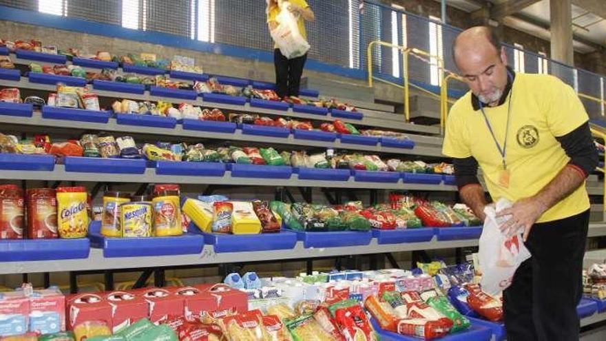 La pirámide de alimentos en las gradas del pabellón. // Santos A.