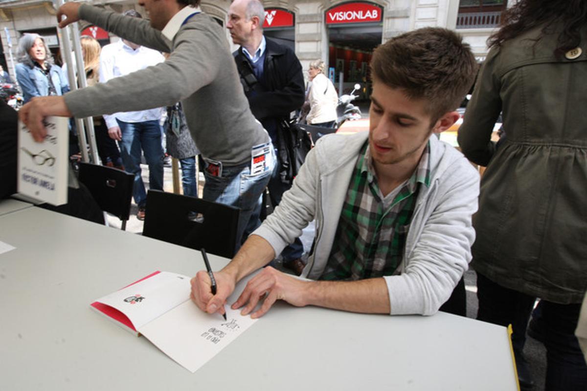 Els autors -en aquest cas l’autor de ’Simiocràcia’, Aleix Saló- han tingut molta feina firmant llibres.