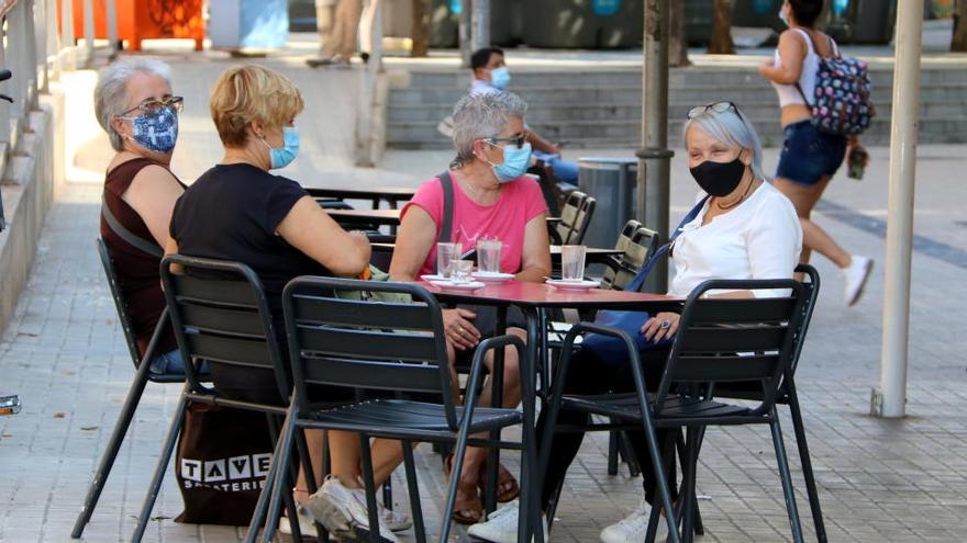 Unes dones assegudes en una terrassa de l&#039;avinguda del Torrent Gornal de l&#039;Hospitalet |