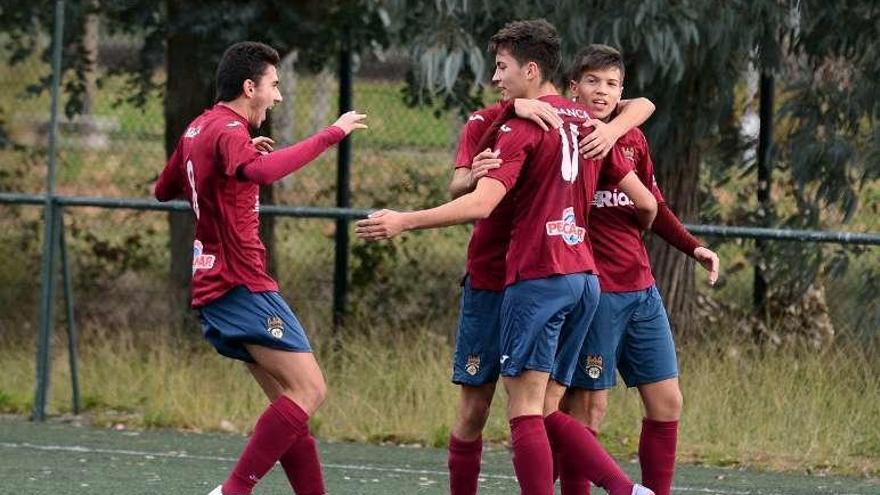 Jugadores del juvenil, celebrando un gol. // R.V.