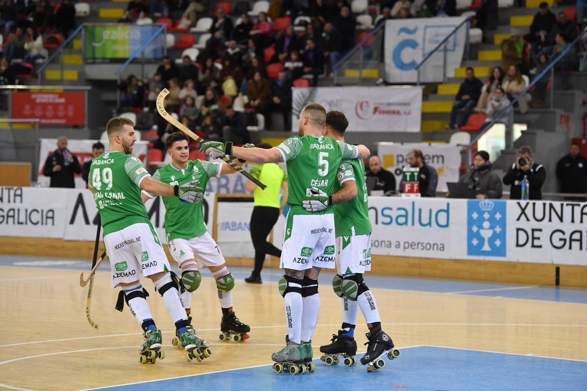 Los jugadores del Liceo celebran un gol.