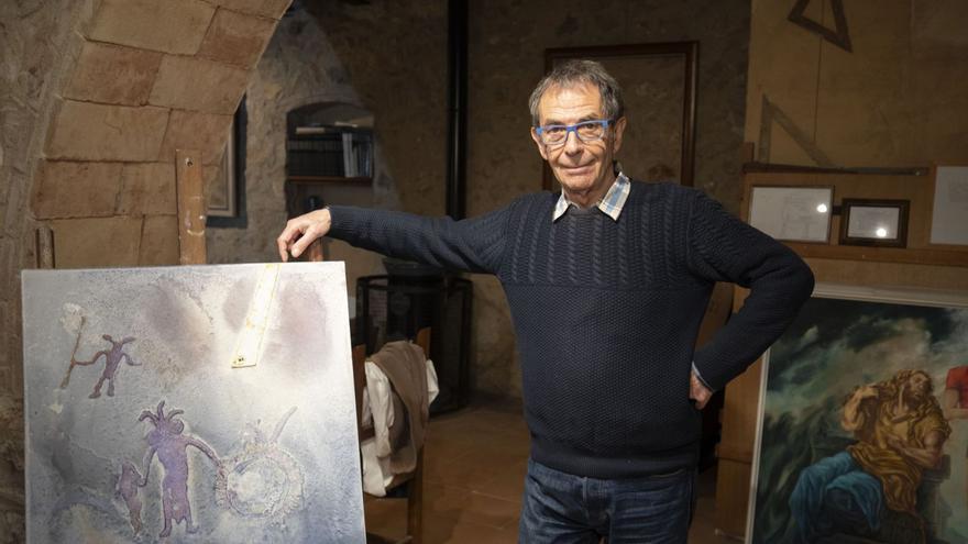 Jean Pierre Zingre en el seu taller mostrant una de les últimes creacions que ha fet inspirant-se en el misteri de l’art prehistòric. | EDUARD MARTÍ