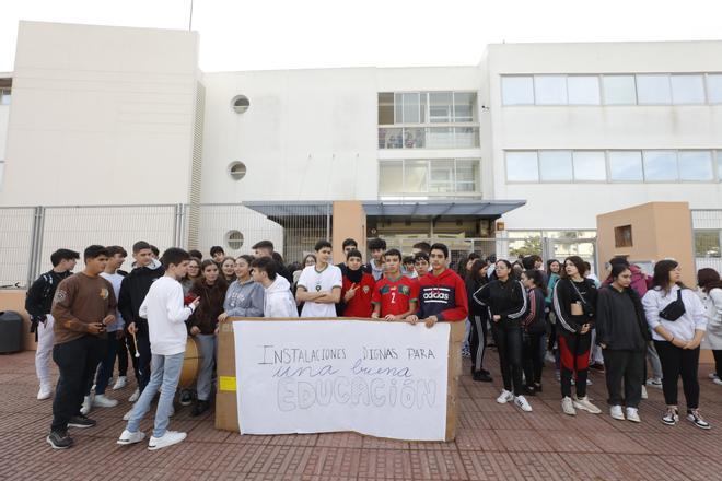 Varios alumnos, con pancartas durante la concentración, ayer, en la puerta del instituto. JUAN A. RIERA