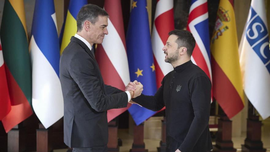 El presidente del Gobierno español, Pedro Sánchez, saluda al presidente ucraniano, Volodímir Zelenski (dcha), durante su participación en una cumbre de apoyo a Ucrania organizada con motivo del tercer aniversario de la guerra, este lunes en Kiev. EFE/Borja Puig de la Bellacasa/Pool Moncloa CRÉDITO OBLIGATORIO SOLO USO PERMITIDO PARA ILUSTRAR LA NOTICIA QUE APARECE EN EL PIE DE FOTO SÓLO USO EDITORIAL. CRÉDITO OBLIGATORIO