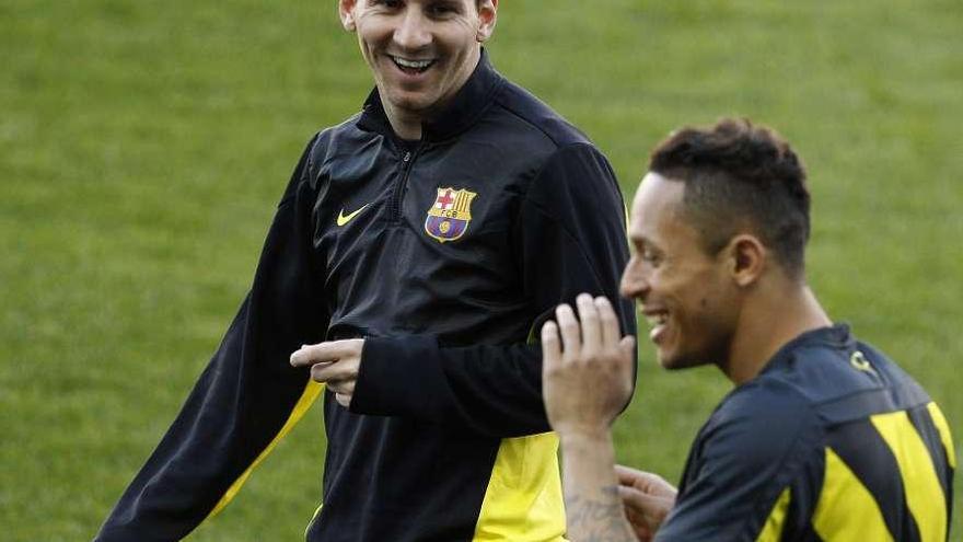 Messi charla con Adriano, durante el entrenamiento de ayer en el Calderón. // Kiko Huesca