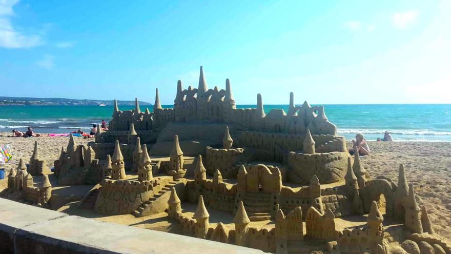 Zerstörte Sandburg an der Playa de Palma wieder ganz