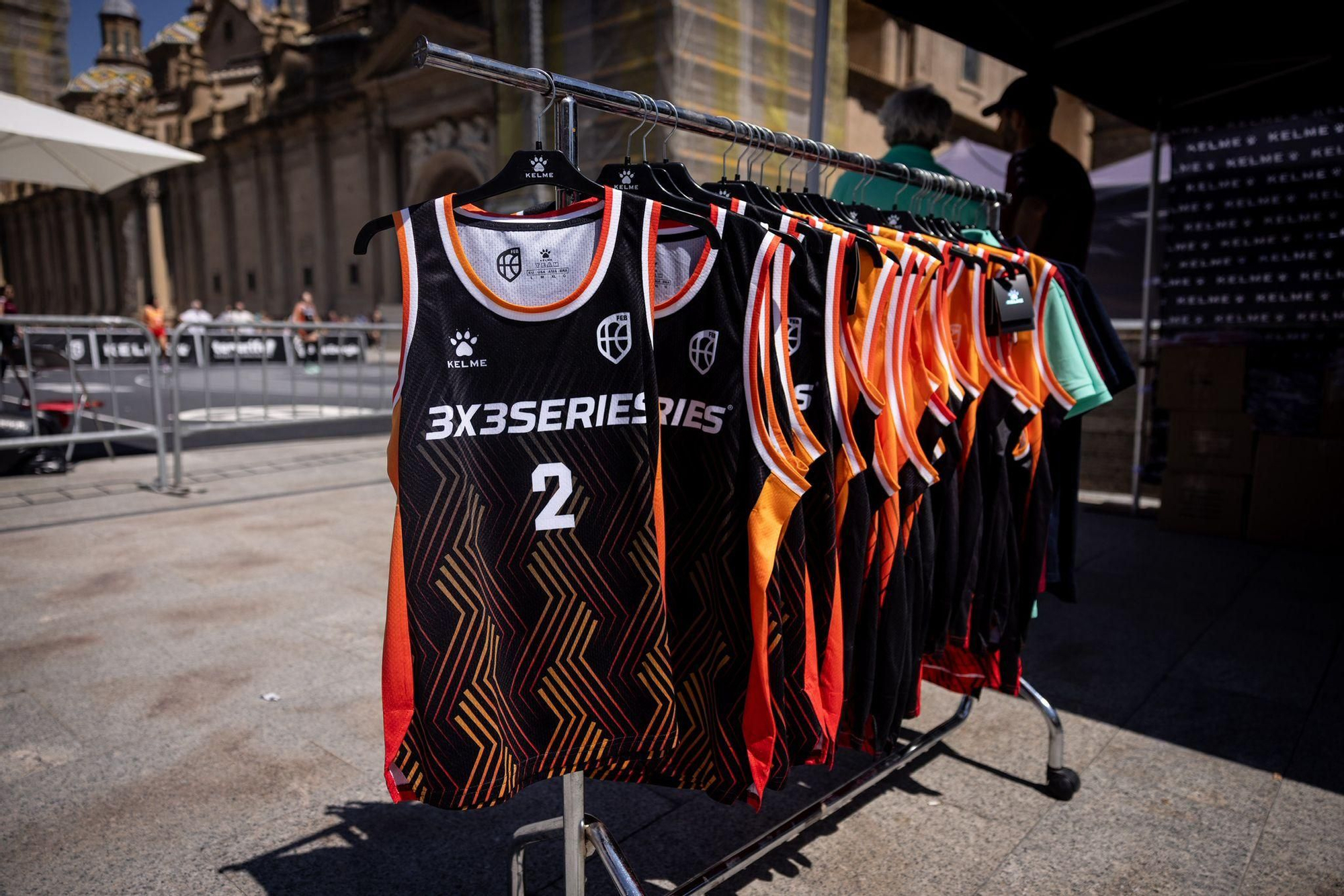 En imágenes | La Plaza del Pilar respira baloncesto con el 3x3