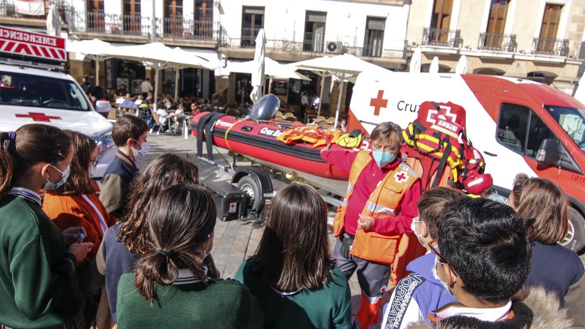 Actividades del García Téllez, ayer en la plaza Mayor de Cáceres con unas jornadas de reanimación.
