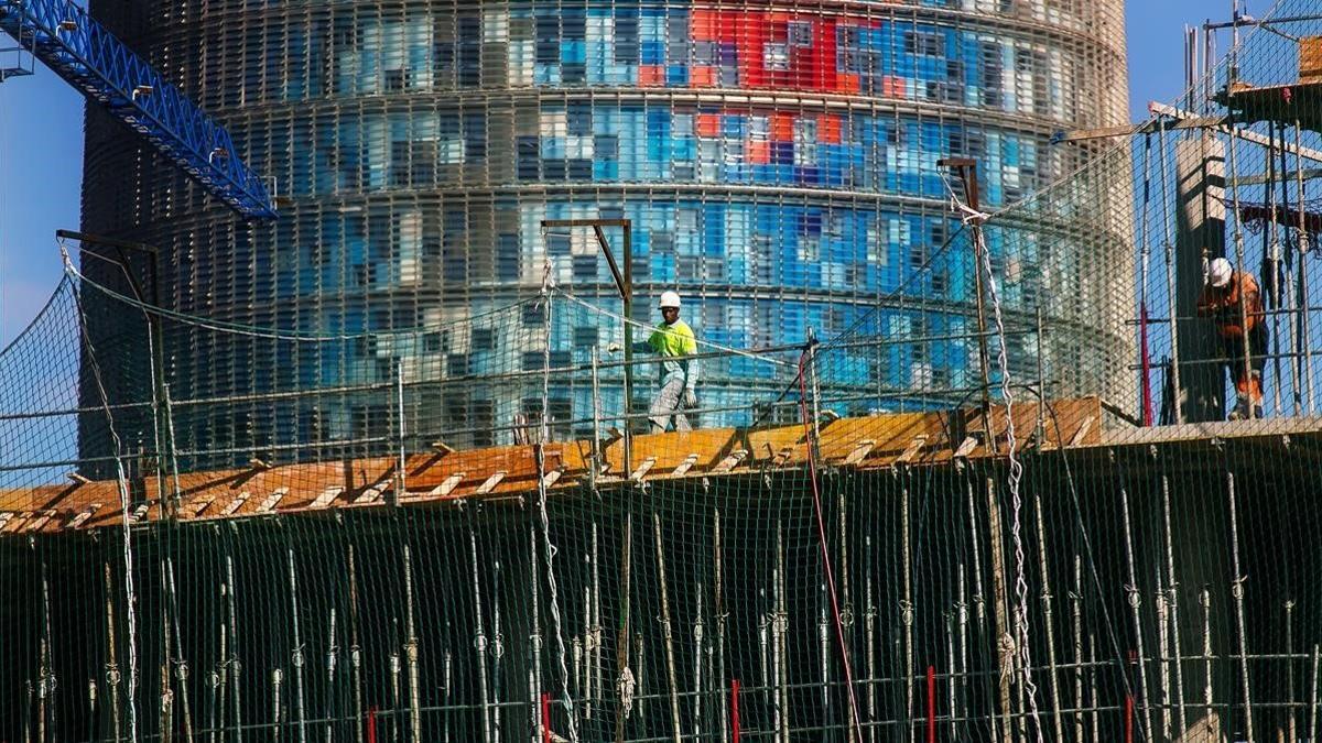 Viviendas en construcción junto a la Torre de les Aigües, en el 22@