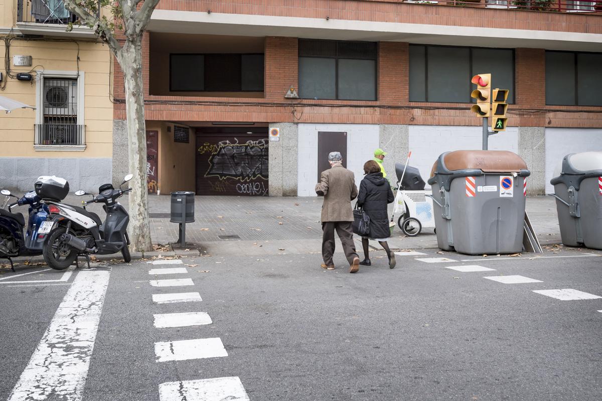 El vado y el paso de peatones en el mismo espacio en la Calle del Clot, 167.