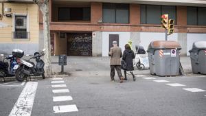 El vado y el paso de peatones en el mismo espacio en la Calle del Clot, 167.