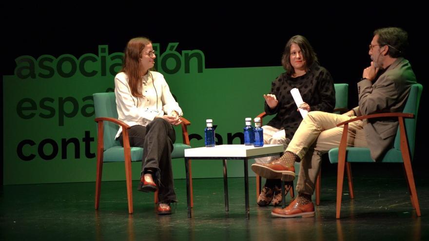 Los oncólogos María Garijo (izquierda) y César Rodríguez durante la conversación con Esther Martín. | E. P.