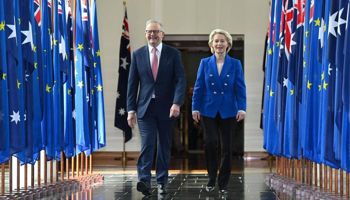 El primer ministro de Australia, Anthony Albanese, y la presidenta de la Comisión Europea, Ursula von der Leyen, tras firmar el acuerdo comercial entre los dos bloques.