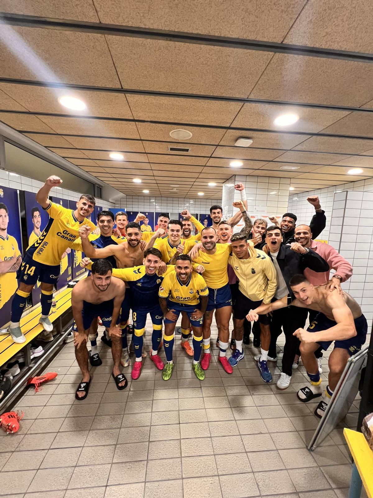La tradicional foto de celebración en el vestuario de la UD, tras batir al Albacete.
