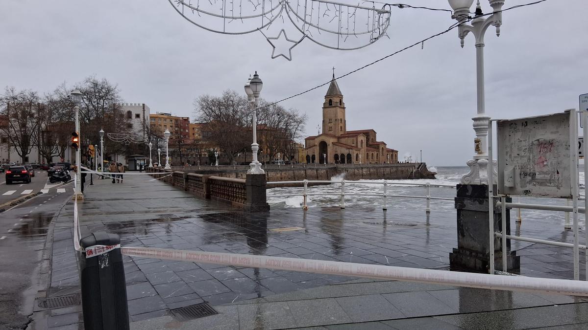 El temporal azota la costa de Gijón