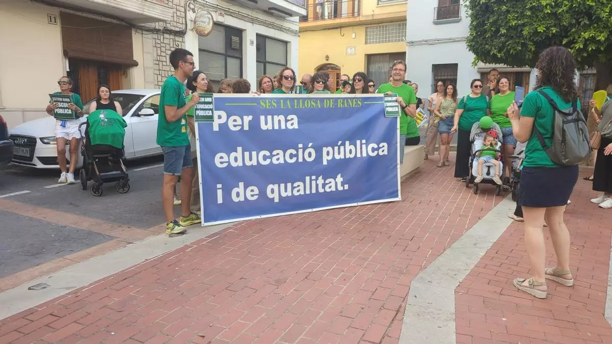 40 alumnos por monitora en el comedor escolar y sin oferta pública de educación infantil: La Llosa de Ranes sale a la calle para reclamar mejoras educativas