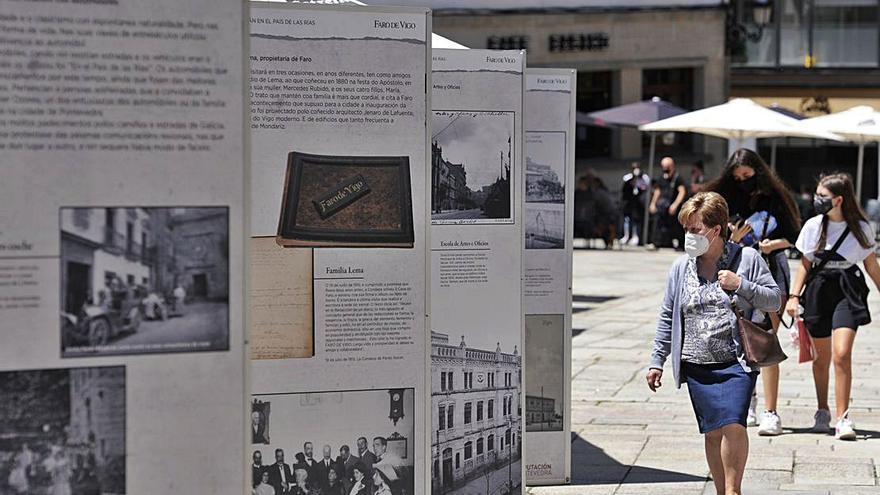 Vecinos observan algunos de los paneles en la Praza da Igrexa.  | // BERNABÉ/JAVIER LALÍN