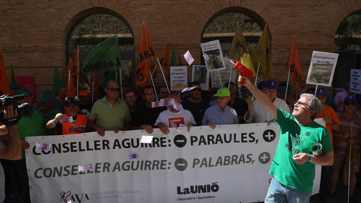 Agricultores y ganaderos protestan ante las puertas de la Conselleria de Agricultura en València.