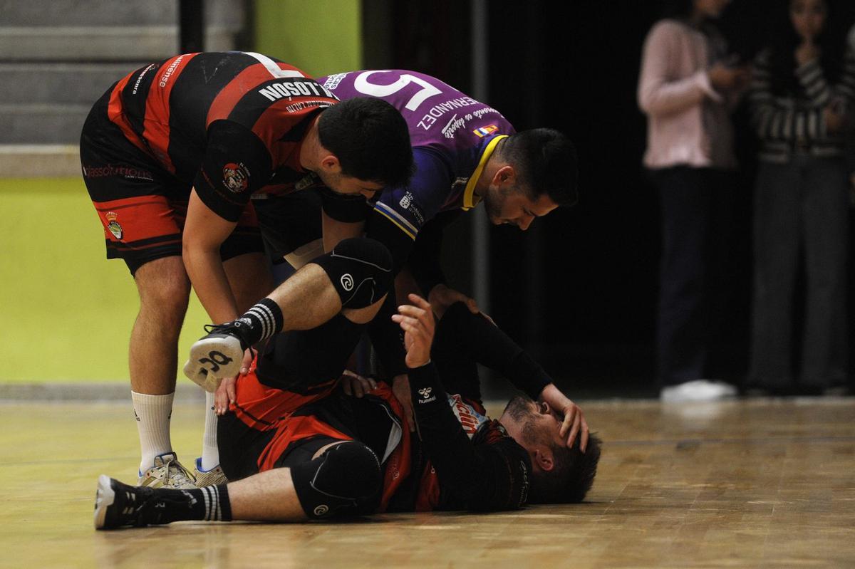 Tate se lamenta sobre la pista del Lalín Arena tras una nueva lesión en su tobillo maldito. | BERNABÉ/JAVIER LALÍN