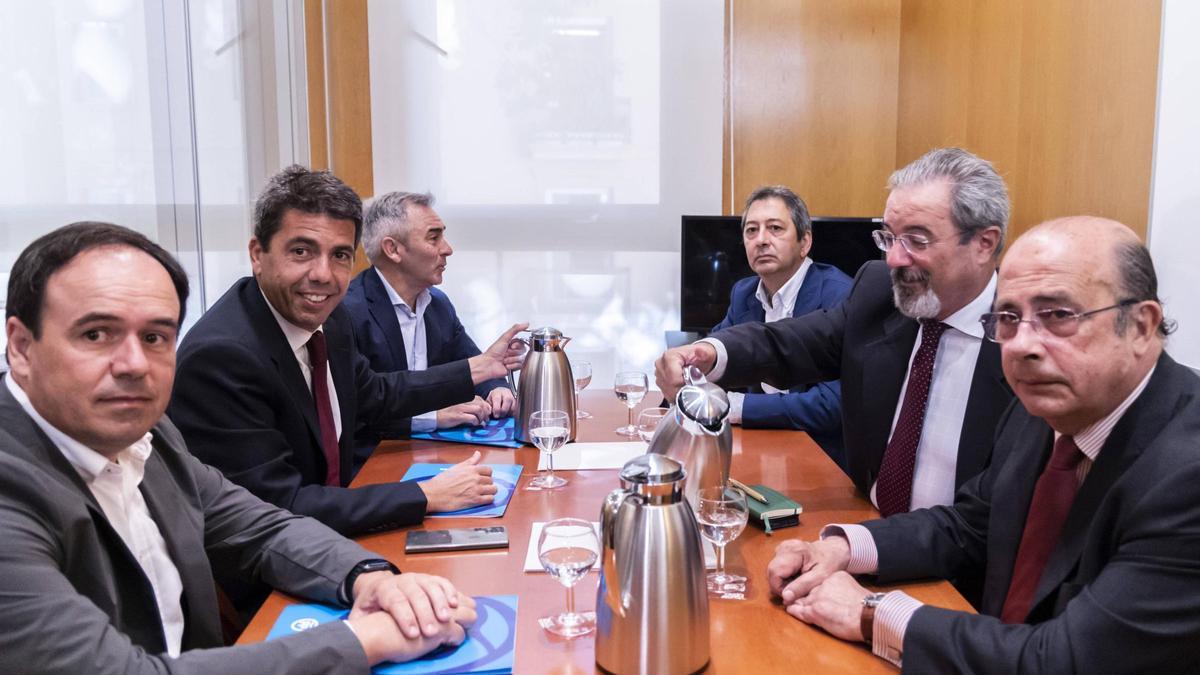 Mazón, con los negociadores de Vox, en julio de 2023.