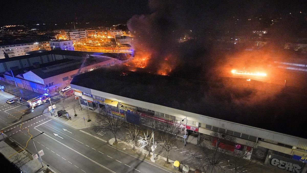 Espectacular Incendi en un concessionari de motos de Girona.