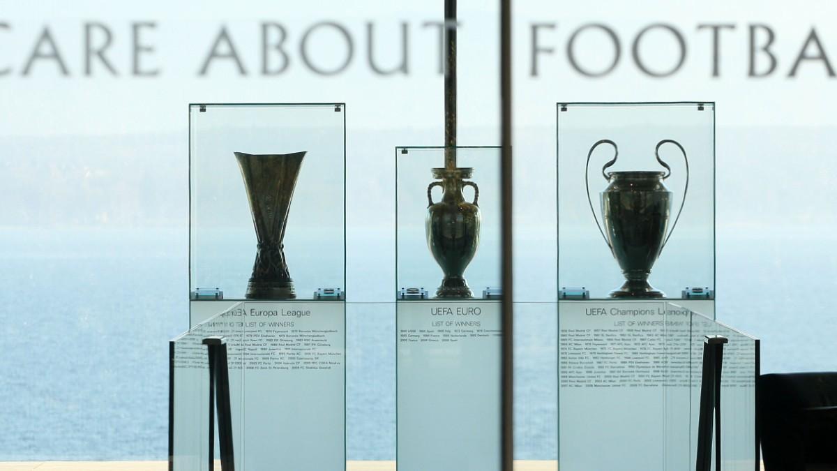 Los trofeos UEFA